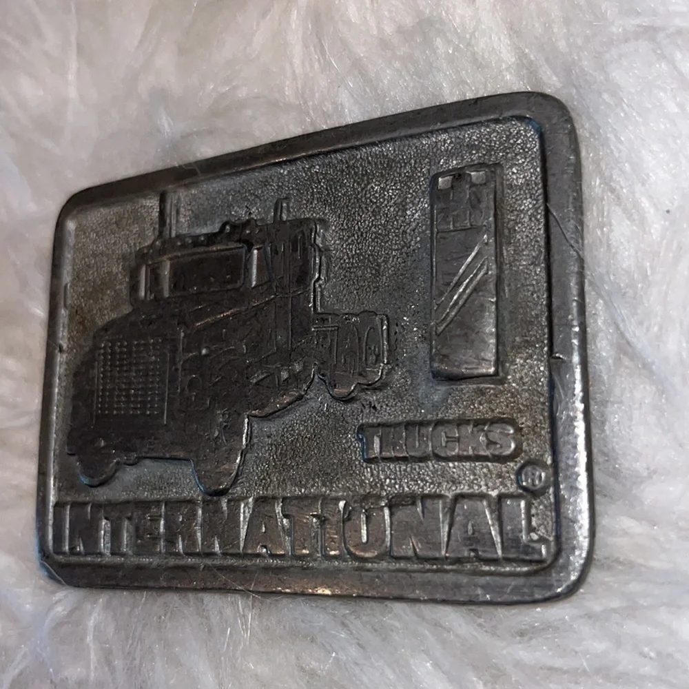 Solid pewter international truck trucking belt buckle vintage - Picture 3 of 5
